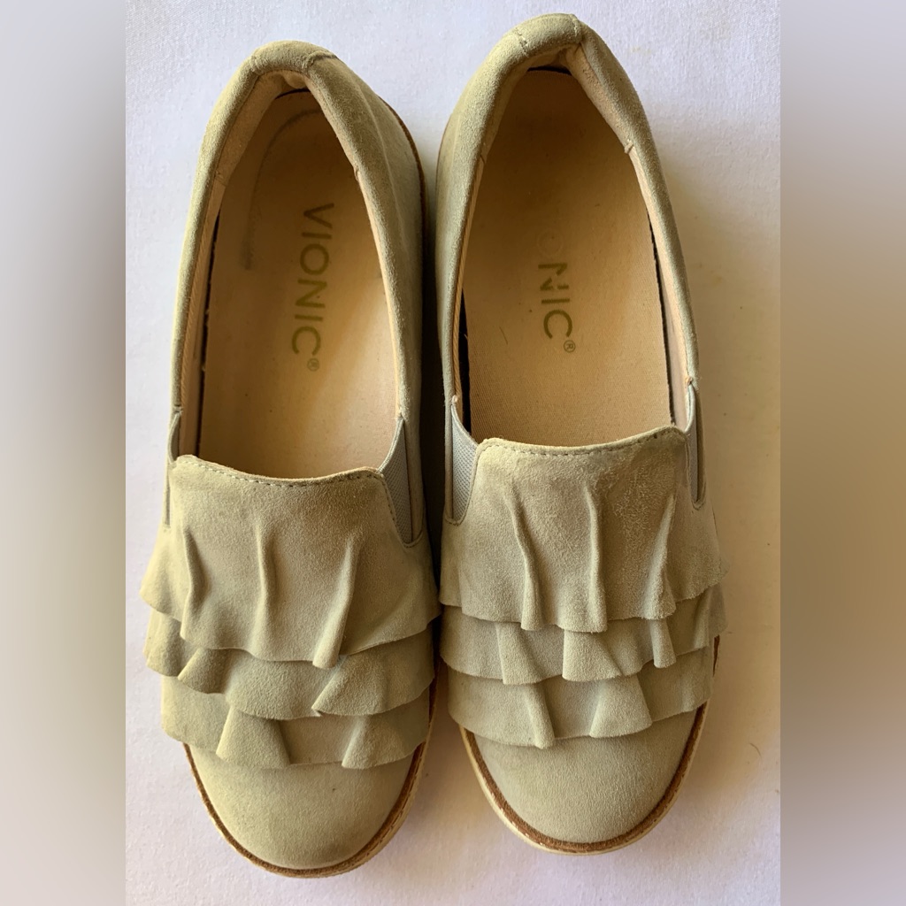 Vionic Gray Flats